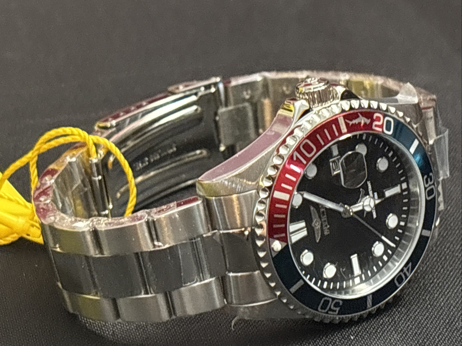Invictas Popular Green/red Pro Div 44708 43mm Mens Watch On SS Band